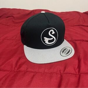 Black and grey The classics hat (NEVER WORN)